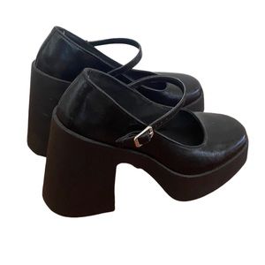 Babydoll shoes in varnish black, with chunky heels.